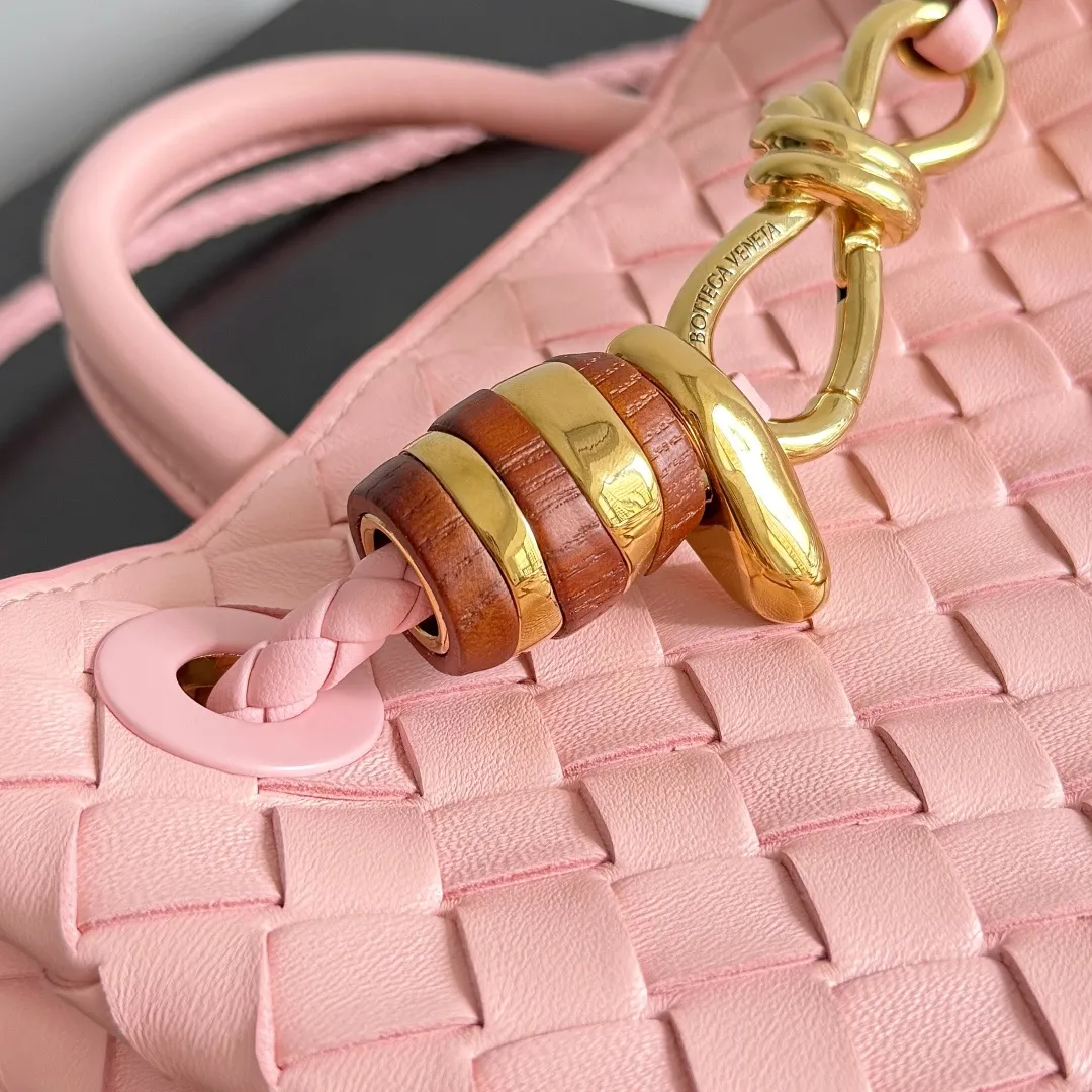 The new Andiamo batch of 3060 BV is shipped‼ ️The classic intercciato weaving process is used to create a soft bag, the metal knot is made of micro-cast aluminum using jewelry technology🪢, and the decorative beads are made of metal and hand-polished oak, allowing you to jump repeatedly between elegance and fun💃, making it unpredictable. Classic and versatile, it shows off your temperament, and the bag has a large capacity, making it very convenient for daily commuting! It has a variety of carrying methods, the shoulder straps can be adjusted by yourself, the original lambskin feels soft and delicate, and the unisex style breaks gender boundaries and brings a more practical and long-lasting use experience. The Andiamo, which has both elegant and casual styles, perfectly interprets the "fashionable old money style". Style number: 743568+wood hardware Color: rose pink Size: 25*22*10.5cm